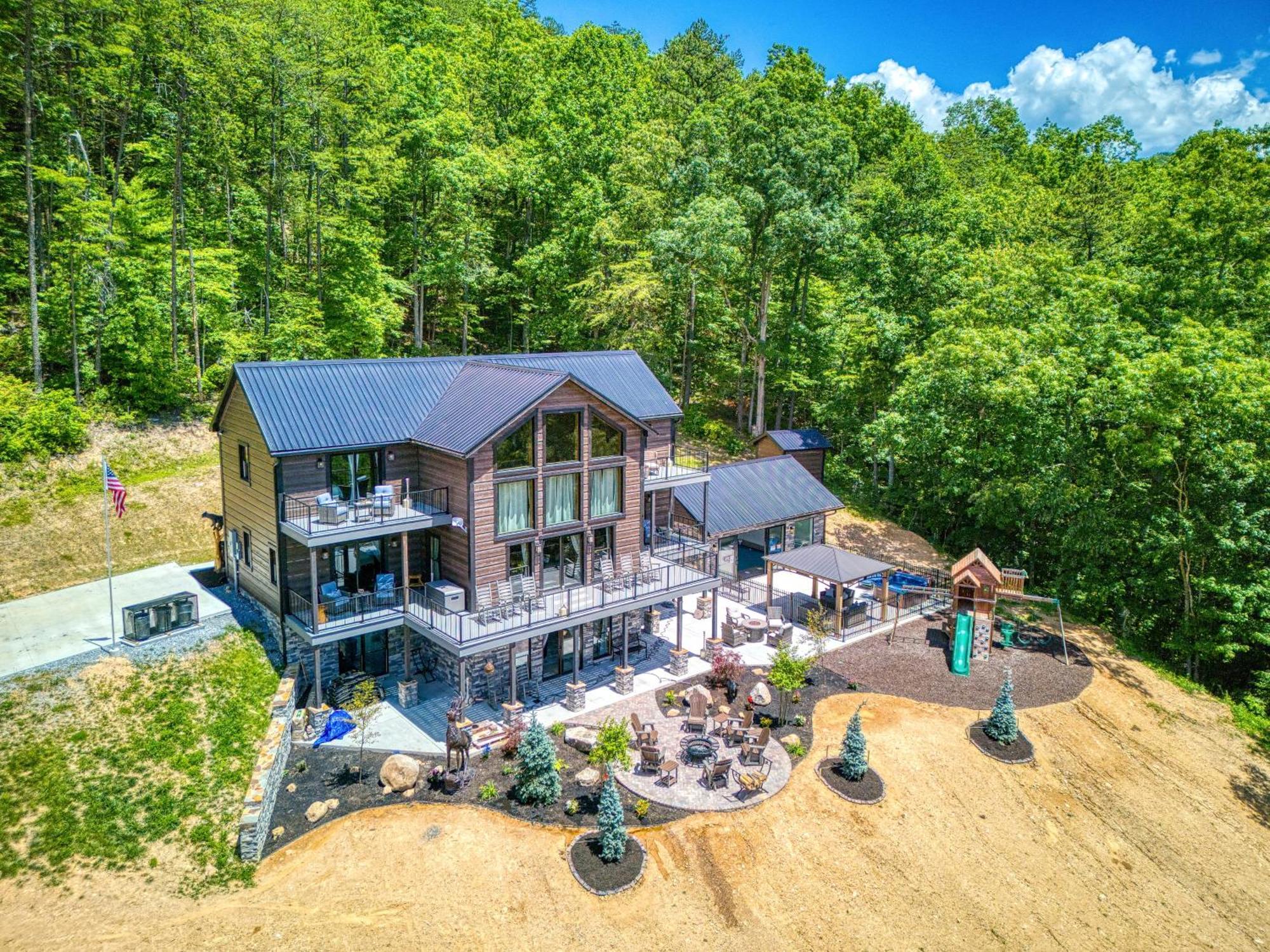 Alpine Splash - Luxury - Private Indoor Pool, Theatergaming, Large Yard, Pond, Basketball Court!!! Sevierville Kültér fotó